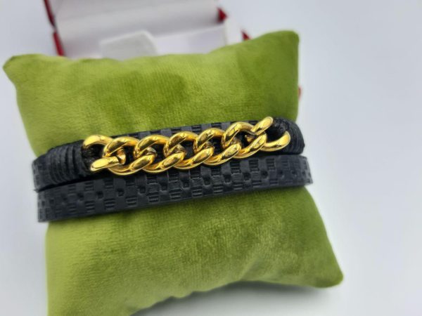 دستبند چرم طرح کارتیر زنجیری طلایی