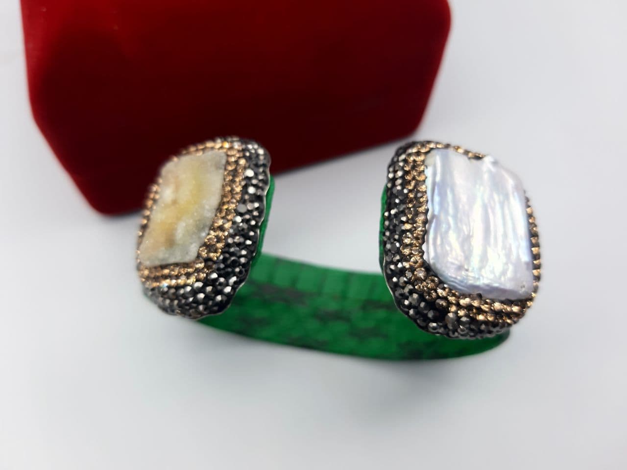 دستبند چرم لومیر سبز با سنگ های معدنی