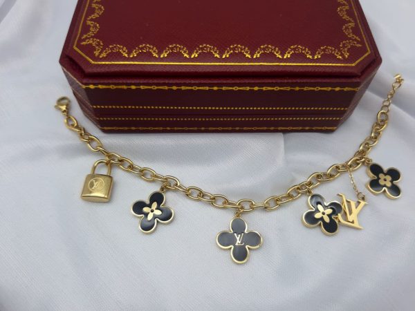 دستبند لویی ویتون مشکی طلایی با آویز لویی