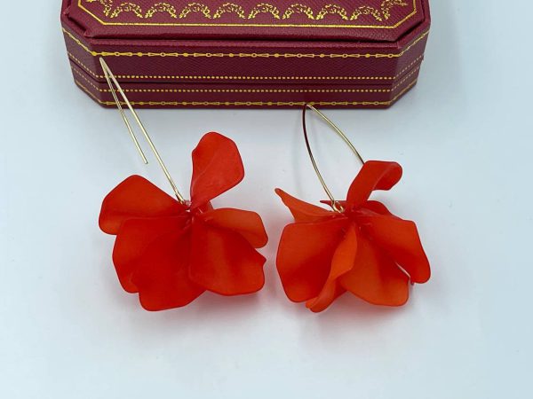 گوشواره گل در سه رنگ قرمز مشکی و یاسی