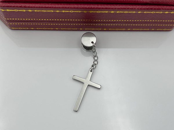 پیرسینگ گوش صلیب آویزدار نقره ای این محصول بر روی خود یک آویز صلیب نقره ای را داراست