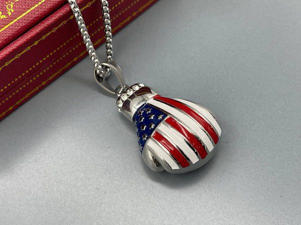 گردنبند دستکش بوکس نقره ای با پرچ آمریکا