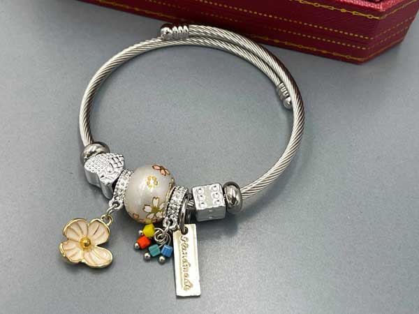 دستبند دخترانه پاندورا با آویز گل