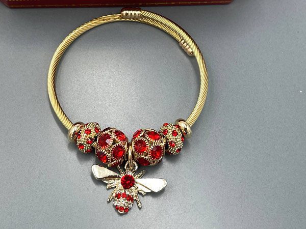خرید دستبند مدل زنبور قرمز و گوی