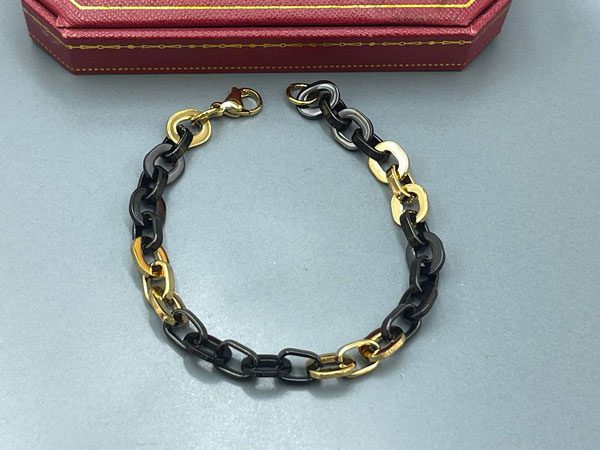 دستبند ورساچه مشکی طلایی