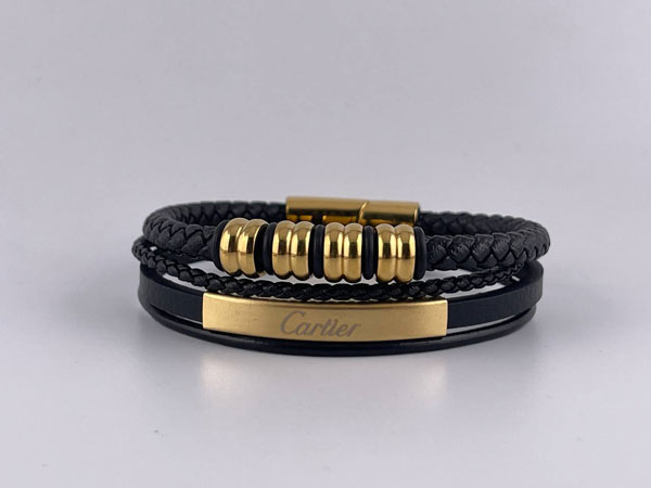 دستبند چرم کارتیر مردانه با حلقه و پلاک طلایی
