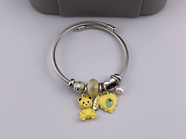 دستبند چارم نقره ای طرح خرس زرد