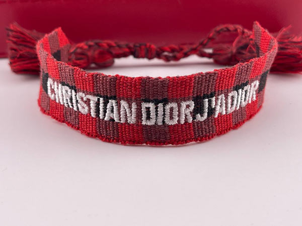 دستبند دیور قرمز پارچه با نوشته کریستین دیور