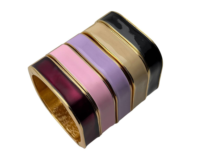 دستبند شیک با رنگ‌های ملایم و طراحی مدرن