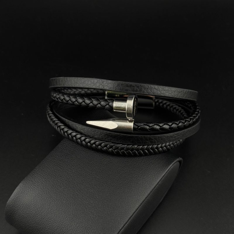 دستبند چرم طرح میخ کارتیر