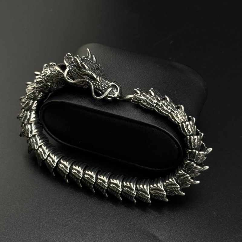 دستبند فلزی اژدها با طراحی پیچیده و جزئیات برجسته