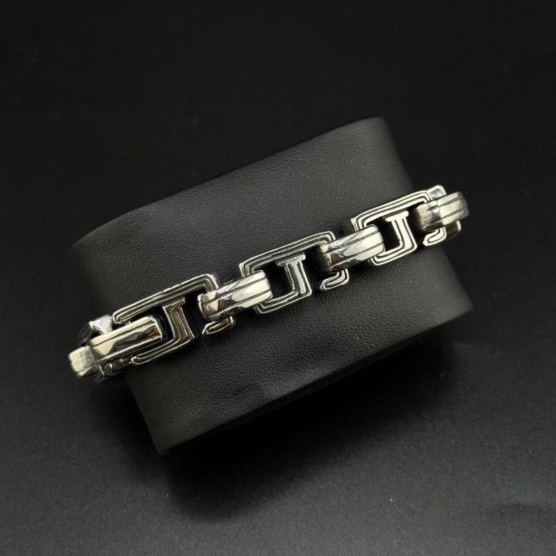 دستبند فلزی زنجیری با طراحی هندسی مدرن