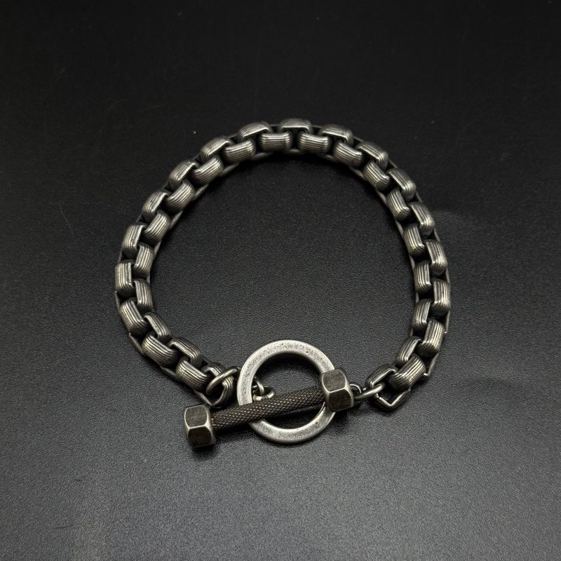 دستبند فلزی با قفل پیچ و مهره‌ای - طراحی صنعتی و شیک مردانه