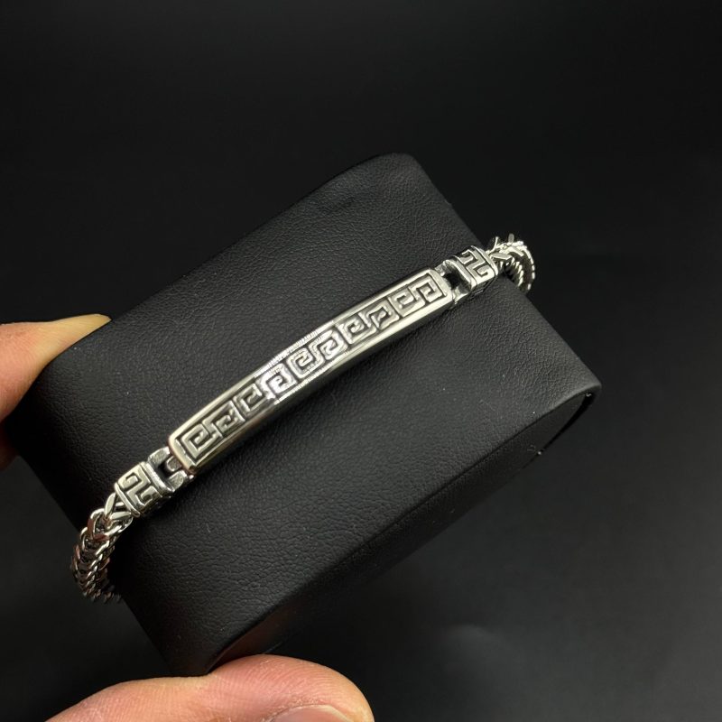 دستبند فلزی ورساچه با طراحی یونانی - زیورآلات مردانه با جزئیات برجسته