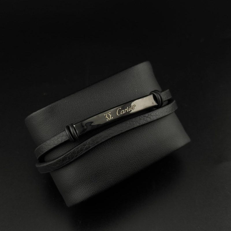 دستبند چرم کارتیر با طراحی شیک و لوکس