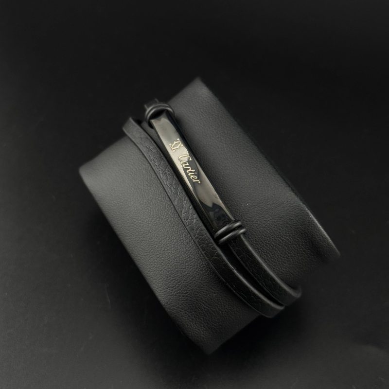 دستبند چرم کارتیر با طراحی شیک و لوکس
