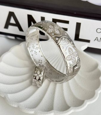 دستبند نقره‌ای با طرح گل و جواهرات درخشان