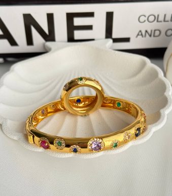 ست دستبند و انگشتر طلای رنگارنگ با سنگ‌های قیمتی