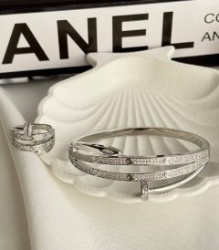 ست دستبند و انگشتر نقره و الماس طرح میخ