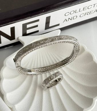 ست دستبند و انگشتر نقره‌ای با طراحی برجسته و ظریف