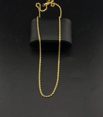 گردنبند زنجیر طنابی استیل طلایی روی استند مشکی