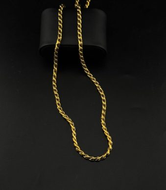 گردنبند زنجیر طلایی بافت گندمی روی جعبه مشکی