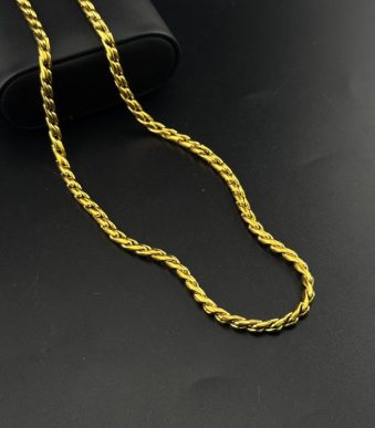 نمای نزدیک حلقههای درهم تنیده زنجیر گندمی طلایی