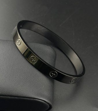 بنگل مردانه استیل مشکی طرح کارتیه لاو با موتیف پیچ و مکانیزم قفل لولایی