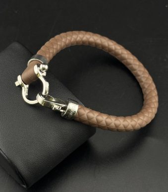 دستبند مردانه رنگ قهوه ای خاکی طرح بافت جنس سیلیکون ضدآب مدل امگا