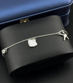 دستبند نقره‌ای زنانه آویزدار قابل تنظیم