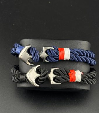 مقایسه دستبندهای طنابی طرح لنگر در دو رنگ سرمه‌ای و مشکی با نوار سفید و قرمز