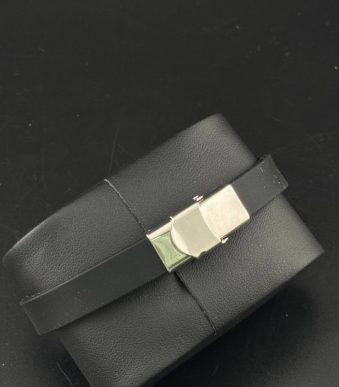 تضاد جذاب چرم مات و استیل براق در دستبند اسپرت مردانه با قفل مگنتی مشکی