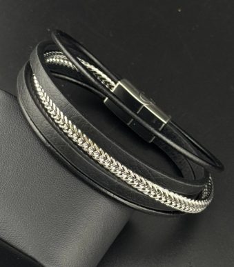 نمای نزدیک از قفل جعبه ای ضامن دار استیل روی بند رابر مشکی