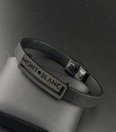 نمای کامل دستبند کلاسیک مردانه طرح مون بلان همراه با جزئیات بند چرمی و قفل تاشو روی پایه