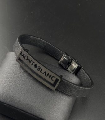 نمای کامل دستبند کلاسیک مردانه طرح مون بلان همراه با جزئیات بند چرمی و قفل تاشو روی پایه