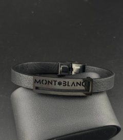 دستبند چرم مردانه مشکی با پلاک استیل برش لیزری نام و لوگوی برند مونت بلانک