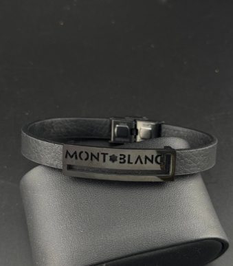 دستبند چرم مردانه مشکی با پلاک استیل برش لیزری نام و لوگوی برند مونت بلانک
