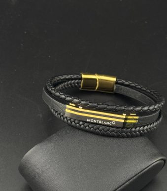 جزئیات بافت چرم و پلاک حکاکی شده Montblanc در دستبند مردانه مشکی طلایی