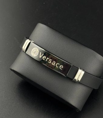 دستبند اسپرت مردانه با بند سیلیکونی مشکی و پلاک استیل براق دارای حکاکی لوگوی مدوسا و نام برند ورساچه