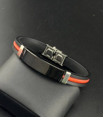 جزئیات قفل تاشو استیل ضدزنگ در دستبند مردانه رابر دو رنگ روی پایه نمایشی چرمی