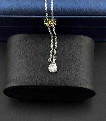 گردنبند مینیمال تک نگین (سولیتر) درخشان | پایه طرح تاج کلاسیک