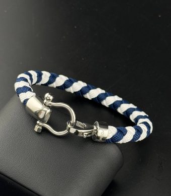 جزئیات مکانیزم قفل استیل ضدزنگ مدل شگل در دستبند Omega