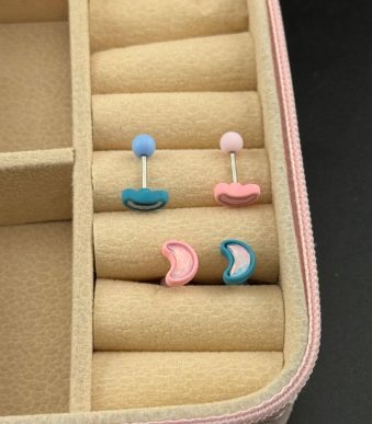 پیرسینگ گوش فانتزی طرح لبخند و هلال ماه پاستیلی