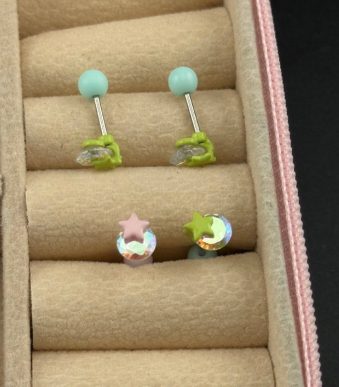 پیرسینگ گوش فانتزی طرح ستاره و نگین رنگین‌کمانی