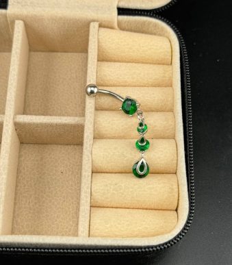 پیرسینگ ناف آویزدار طرح اشکی سبز زمردی نگین‌دار