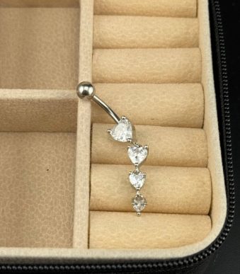 پیرسینگ ناف آویزدار طرح قلب چندتایی نگین‌دار