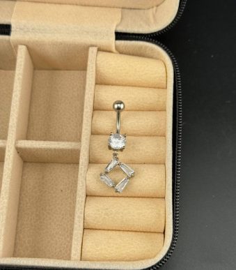 پیرسینگ ناف آویزدار طرح هندسی نگین باگت