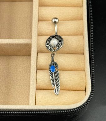 پیرسینگ ناف آویزدار طرح پر بوهو نگین‌دار