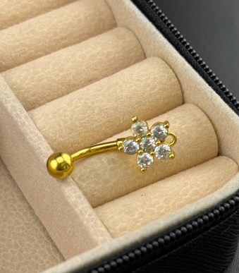 پیرسینگ ناف نگین‌دار طرح گل طلایی