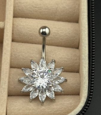 پیرسینگ ناف نگین‌دار طرح گل آفتابگردانی